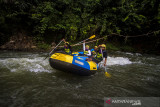 Wisatawan bermain petualangan arung jeram di Sungai Batang Alai, Desa Nateh, Kabupaten Hulu Sungai Tengah, Kalimantan Selatan, Jumat (2/7/2021). Wisata petualangan arum jeram yang terletak di kawasan Pegunungan Meratus merupakan salah satu alternatif tujuan wisata di Kabupaten setempat dengan menawarkan pemandangan alam yang asri. Foto Antaranews Kalsel/Bayu Pratama S.