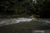 Wisatawan bermain petualangan arung jeram di Sungai Batang Alai, Desa Nateh, Kabupaten Hulu Sungai Tengah, Kalimantan Selatan, Jumat (2/7/2021). Wisata petualangan arum jeram yang terletak di kawasan Pegunungan Meratus merupakan salah satu alternatif tujuan wisata di Kabupaten setempat dengan menawarkan pemandangan alam yang asri. Foto Antaranews Kalsel/Bayu Pratama S.