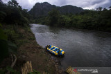 Pengelola wisata menyiapkan perahu karet untuk digunakan wisatawan bermain petualangan arung jeram di Sungai Batang Alai, Desa Nateh, Kabupaten Hulu Sungai Tengah, Kalimantan Selatan, Jumat (2/7/2021). Wisata petualangan arum jeram yang terletak di kawasan Pegunungan Meratus merupakan salah satu alternatif tujuan wisata di Kabupaten setempat dengan menawarkan pemandangan alam yang asri. Foto Antaranews Kalsel/Bayu Pratama S.