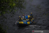 Wisatawan bermain petualangan arung jeram di Sungai Batang Alai, Desa Nateh, Kabupaten Hulu Sungai Tengah, Kalimantan Selatan, Jumat (2/7/2021). Wisata petualangan arum jeram yang terletak di kawasan Pegunungan Meratus merupakan salah satu alternatif tujuan wisata di Kabupaten setempat dengan menawarkan pemandangan alam yang asri. Foto Antaranews Kalsel/Bayu Pratama S.