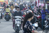 Sejumlah warga memadati jalan saat pasar malam di Indramayu, Jawa Barat, Minggu (4/7/2021). Aktivitas pasar malam masih beroperasi meskipun Pemberlakuan Pembatasan Kegiatan Masyarakat (PPKM) Darurat sudah mulai diberlakukan. ANTARA FOTO/Dedhez Anggara/agr