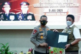 Gubernur Sumsel Herman Deru terima pin emas dari Kapolri