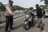 Badan Eksekutif Mahasiswa (BEM) Sekolah Tinggi Teknologi Angkatan Laut (STTAL) membagikan masker dan penyanitasi tangan (hand sanitizer) kepada pengendara motor di akses masuk Jembatan Suramadu, Surabaya, Jawa Timur, Jumat (2/7/2021). Pembagian itu agar masyarakat menggunakannya dalam kesehariannya guna mencegah penularan COVID-19. Antara Jatim/Didik Suhartono/zk