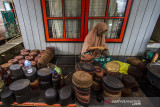 Perajin menyelasikan kopiah jangang di Desa Baringin B, Kabupaten Tapin, Kalimantan Selatan, Senin (5/7/2021). Kopiah jangang yang berbahan baku akar dari tanaman hutan itu dijual dari harga Rp300 ribu hingga Rp2 juta tergantung tingkat kerapatan anyamannya serta telah menembus pasar ekspor ke Malaysia dan Arab Saudi. Foto Antaranews Kalsel/Bayu Pratama S.