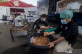 Petugas memeriksa telur rebus di dapur umum Kementerian Sosial (Kemensos) RI di BRSPDSN Wyata Guna, Bandung, Jawa Barat, Senin (5/7/2021). Sedikitnya 2500 telur rebus dimasak dan didistribusikan dari dapur umum tersebut untuk dibagikan ke para tenaga kesehatan di rumah sakit Kota Bandung dan Kabupaten Bandung serta kepada warga penerima manfaat sebagai bentuk layanan tanggap darurat COVID-19 oleh Kemensos RI. ANTARA FOTO/Novrian Arbi/agr