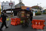  Polisi memberikan jalan keluar bagi pedagang soto yang berada di dalam kawasan yang aksesnya ditutup menggunakan barrier di Kota Madiun, Jawa Timur, Sabtu (3/7/2021). Sejumlah akses menuju kawasan di wilayah itu ditutup dalam rangka penerapan Pemberlakuan Pembatasan Kegiatan Masyarakat (PPKM) Darurat untuk membatasi mobilitas warga guna pengendalian penyebaran COVID-19. Antara Jatim/Siswowidodo/zk