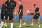  Pesepak bola baru Persik Kediri dari Brasil, Dionatan Machado (kanan) melakukan latihan perdananya di Stadion Brawijaya, Kota Kediri, Jawa Timur, Senin (5/7/2021). Persik Kediri mendatangkan pemain asing tersebut sebagai gelandang serang untuk memperkuat tim guna mengikuti kompetisi Liga 1. Antara Jatim/Prasetia Fauzani/zk