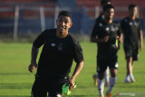 Pesepak bola baru Persik Kediri dari Brasil, Dionatan Machado melakukan latihan perdananya di Stadion Brawijaya, Kota Kediri, Jawa Timur, Senin (5/7/2021). Persik Kediri mendatangkan pemain asing tersebut sebagai gelandang serang untuk memperkuat tim guna mengikuti kompetisi Liga 1. Antara Jatim/Prasetia Fauzani/zk