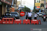 Petugas Dishub berjaga saat penutupan ruas jalan DI Panjaitan, Indramayu, Jawa Barat, Senin (5/7/2021). Penutupan sejumlah ruas jalan protokol tersebut sebagai upaya penegakan aturan Pemberlakukan Pembatasan Kegiatan Masyarakat (PPKM) Darurat untuk mengurangi mobilitas guna mencegah penyebaran COVID-19. ANTARAFOTO/Dedhez Anggara/agr