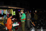 Petugas gabungan menegur pedagang kaki lima yang melanggar jam operasional hingga pukul 20.00 WIB saat melakukan patroli di Kota Madiun, Jawa Timur, Sabtu (3/7/2021) malam. Pemkot Madiun menerjunkan puluhan petugas gabungan untuk meningkatkan pengawasan jam operasional tempat usaha pada saat penerapan Pemberlakuan Pembatasan Kegiatan Masyarakat (PPKM) Darurat guna pengendalian penyebaran COVID-19. Antara Jatim/Siswowidodo/zk