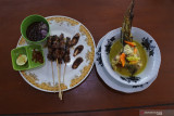 Sate dan gulai ikan Manyung atau Jambal roti di warung Oriental Purnama, Pasir Putih, Bungatan, Situbondo, Jawa Timur, Minggu (4/7/2021). Pelaku usaha kuliner tersebut menciptakan menu makanan baru untuk bertahan dan mampu menarik para pembeli ditengah masa pandemiÂ COVID-19 dengan mengolah ikan Manyung menjadi sate dan gulai dengan harga Rp20 ribu per porsi. Antara Jatim/Seno/zk