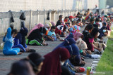 Warga mengikuti senam bersama di hari kedua  PPKM Darurat di Jembatan Suramadu, Surabaya, Jawa Timur, Minggu (4/7/2021).  Kegiatan yang digelar tanpa dipungut biaya itu guna menjaga badan bugar dan sehat. Antara Jatim/Didik Suhartono/zk