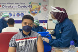 Tenaga kesehatan menyuntikan vaksin COVID-19 kepada seorang  karyawan BMW Astra  saat pelaksanaan program Vaksinasi Gotong Royong di Surabaya, Jawa Timur, Senin (5/7/2021). BMW Astra melaksanakan vaksinasi COVID-19 tahap kedua untuk seluruh karyawan di luar Jabodetabek, yakni di Jawa Tengah, Jawa Timur, Bali, dan Sulawesi. Pelaksanaan vaksinasi tahap kedua dilakukan mulai tanggal 5 Juli sampai dengan 10 Juli 2021. Antara Jatik/Dok BM Astra/Zk