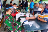 TNI/Polri bersama instansi terkait gelar serbuan vaksinasi massal di Papua