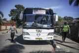 Petugas kepolisian memberhentikan bus dari Jakarta saat operasi yustisi PPKM Darurat di Jatinangor, Kabupaten Sumedang, Jawa Barat, Selasa (6/7/2021). Operasi yang dilakukan oleh petugas gabungan Polri, TNI, Dinas Perhubungan dan Satpol PP tersebut dilakukan dalam rangka tindak lanjut PPKM Darurat Jawa dan Bali guna menghentikan lonjakan kasus COVID-19. ANTARA FOTO/Raisan Al Farisi/agr