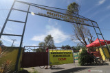  Warga melintas melalui pintu gerbang kawasan wisata gunung Kelud yang ditutup di Desa Sugihwaras, Kediri, Jawa Timur, Selasa (6/7/2021). Pemerintah daerah setempat menutup kawasan wisata gunung kelud saat penerapan Pemberlakuan Pembatasan Kegiatan Masyarakat (PPKM) Darurat guna mengendalikan penyebaran COVID-19. Antara Jatim/Prasetia Fauzani/Zk