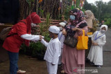 Relawan SIBAT PMI melakukan pengukuran suhu pada anak di Cisarua, Bogor, Jawa Barat. (Antara/HO/PMI/IFRC).