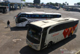  Calon penumpang melintas di depan jalur pemberhentian bus Antar Kota Dalam Provinsi (AKDP) di terminal Arjosari, Malang, Jawa Timur, Rabu (7/7/2021). Unit Pelaksana Teknis (UPT) terminal setempat mencatat jumlah total penumpang saat Pemberlakuan Pembatasan Kegiatan Masyarakat (PPKM) Darurat turun dari kisaran 1143 orang menjadi sekitar 297 orang per hari. Antara Jatim/Ari Bowo Sucipto/zk