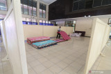 Pekerja menata tempat tidur saat pembangunan ruang isolasi mandiri terpusat di Gedung Nasional Indonesia, Kota Kediri, Jawa Timur, Rabu (7/7/2021). Pemerintah daerah setempat menyiapkan ruang isolasi mandiri terpusat dengan fasilitas 126 tempat tidur untuk pasien COVID-19 tanpa gejala yang rumahnya tidak layak digunakan sebagai tempat isolasi mandiri. Antara Jatim/Prasetia Fauzani/zk