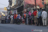 Antrean Penumpang KRL Di Stasiun Citayam