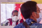 Warga yang terjaring melanggar protokol kesehatan mengikuti sidang di tempat operasi yustisi PPKM Darurat di Karawang, Jawa Barat, Kamis (8/7/2021). Dalam sidang tersebut hakim tunggal menjatuhkan pidana denda rata-rata Rp19 ribu hingga Rp99 ribu per orang yang terbukti melanggar protokol kesehatan dan aturan pemberlakukan PPKM Darurat. ANTARA FOTO/M Ibnu Chazar/agr