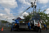 Petugas PLN Unit Pelaksana Pelayanan Pelanggan (UP3) Bali Selatan melakukan pemasangan perisai binatang atau alat pelindung saat pemeliharaan peralatan listrik tegangan tinggi di Desa Penarungan, Badung, Bali, Jumat (9/7/2021). Kegiatan tersebut untuk melindungi jaringan listrik dari gangguan binatang agar tidak terjadi korsleting dan kerusakan pada gardu listrik yang bisa mengakibatkan pemadaman. ANTARA FOTO/Nyoman Hendra Wibowo/nym.