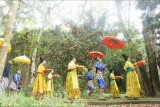 Iring-iringan warga adat berpakaian tradisional Jawa membawa kembang tujuh warna dan aneka sesaji menuju Telaga Buret, Tulungagung, Jawa Timur, Jumat (9/7/2021). Tradisi ulur-ulur sedekah bumi di tengah pandemi itu digelar masyarakat empat desa di sekitar Telaga Buret sebagai wujud syukur atas melimpahnya aliran air untuk pengairan ratusan hektar sawah di daerah tersebut. ANTARA FOTO/Destyan Sujarwoko/nym.