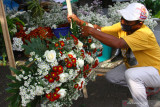 Pekerja membuat dekorasi papan ucapan di Galeri Gabriel Florist di Malang, Jawa Timur, Jumat (9/7/221). Pengusaha dekorasi setempat berupaya bertahan dari dampak pandemi COVID-19 dengan mengandalkan jasa layanan pembuatan papan ucapan dan dekorasi peti mati karena banyak permintaan dekorasi acara pernikahan yang dibatalkan terutama saat Pemberlakuan Pembatasan Kegiatan Masyarakat (PPKM) Darurat. Antara Jatim/Ari Bowo Sucipto/zk