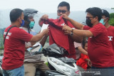 KAMPANYE JANGAN TAKUT DIVAKSIN. Wartawan membagikan kaos dan masker kepada masyarakat yang melintasi jalan nasional di Blangpidie, Kabupaten Aceh Barat Daya, Aceh, Jumat (9/7/2021). Kaos bertulisan jangan takut divaksin dibagikan insan pers sebagai bentuk kampanye agar masyarakat tidak takut divaksin COVID-19. ANTARA/Suprian