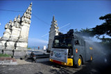 Petugas menyemprotkan cairan Eco-Enzyme di kawasan Legian, Badung, Bali, Sabtu (10/7/2021). Penyemprotan cairan  disinfektan organik di berbagai titik destinasi pariwisata kawasan Legian tersebut dilakukan untuk mencegah penyebaran pandemi COVID-19 dalam rangkaian Pemberlakuan Pembatasan Kegiatan Masyarakat (PPKM) Darurat. ANTARA FOTO/Fikri Yusuf/nym.