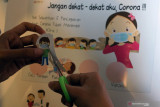 Pekerja memproses mainan edukasi anak berbentuk puzzle dengan tema protokol kesehatan COVID-19 di rumah produksi mainan edukasi anak Neen Kids di Kota Blitar, Jawa Timur, Sabtu (10/7/2021). Selain untuk memberikan edukasi dasar mengenai bahaya penularan COVID-19 kepada anak-anak, kreasi mainan edukasi anak yang dijual denga harga Rp.25ribu per set, dan dipasarkan melalui pasar digital (Marketplace) tersebut juga untuk mengkampanyekan pentingnya penerapan protokol kesehatan guna menekan angka pasien COVID-19 anak. Antara Jatim/Irfan Anshori/zk