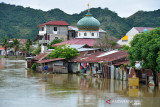 PERINGATAN POTENSI CURAH HUJAN TINGGI BERDAMPAK BANJIR. Sejumlah rumah penduduk mulai terendam akibat luapan Sungai Kroeng Daroy  di Desa Keutapang, Kecamatan Darul Imarah, Kabupaten Aceh Besar, Aceh, Sabtu (10/7/2021). Badan Meteorologi, Klimatologi dan Geofisika (BMKG) di daerah itu mengeluarkan peringatan dini waspada potensi curah hujan lebat disertai petir dan angin kencang di sejumlah daerah wilayah Aceh yang berlangsung hingga tanggal 12 Juli 20021 berdampak banjir dan longsor. ANTARA FOTO/Ampelsa.