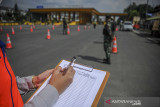 Petugas mencatat jumlah kendaraan yang terjadring operasi saat melaksanakan operasi yustisi PPKM Darurat di Gerbang Keluar Tol Pasteur, Bandung, Jawa Barat, Sabtu (10/7/2021). Data dari Korlantas Polri mencatat, arus lalu lintas di sekitar wilayah yang menerapkan penyekatan dapat turun hingga 60 persen dari hari-hari biasanya. ANTARA FOTO/Raisan Al Farisi/agr