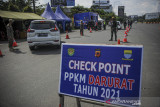 Petugas kepolisian menghentikan kendaraan dari luar Kota Bandung saat operasi yustisi PPKM Darurat di Gerbang Keluar Tol Pasteur, Bandung, Jawa Barat, Sabtu (10/7/2021). Data dari Korlantas Polri mencatat, arus lalu lintas di sekitar wilayah yang menerapkan penyekatan dapat turun hingga 60 persen dari hari-hari biasanya. ANTARA FOTO/Raisan Al Farisi/agr