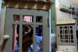  Pekerja mengecat kerajinan dekorasi rumah berbahan kayu limbah di rumah produksi Prima Shabby Craft di Kota Blitar, Jawa Timur, Sabtu (10/7/2021). Permintaan produk kerajinan dekorasi rumah mengalami peningkatan hingga 20 persen dari yang sebelumnya sekitar 12ribu produk per minggu, menjadi sekitar 15ribu produk, akibat tren mendekorasi rumah yang belakangan mulai meningkat seiring tingginya aktivitas masyarakat dirumah selama pemberlakukan PPKM Darurat. Antara Jatim/Irfan Anshori/zk