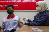 Tenaga kesehatan menyuntikkan vaksin COVID-19 kepada karyawan perusahaan saat pelaksanaan vaksinasi gotong royong di PT Toyota Motor Manufacturing Indonesia (TMMIN), Karawang, Jawa Barat, Sabtu (10/7/2021). Ketua Umum Kamar Dagang dan Industri (Kadin) Indonesia Arsjad Rasjid mengatakan sektor kesehatan harus segera dipulihkan agar ekonomi bisa bangkit di masa pandemi COVID-19 dengan membantu pemerintah dalam merealisasikan program vaksinasi gotong-royong. ANTARA FOTO/Muhamad Ibnu Chazar/agr