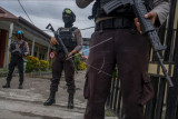 Polisi berjaga di depan gerbang Rumah Sakit Bhayangkara yang akan menjadi lokasi identifikasi dua jenazah dari kelompok DPO Mujahidin Indonesia Timur (MIT) Poso di Palu, Sulawesi Tengah, Minggu (11/7/2021). Prajurit Kopassus dalam tim Komando Operasi Gabungan Khusus (Koopsgabssus) Tricakti yang tergabung dalam Satgas Operasi Madago Raya menembak mati dua orang dari kelompok DPO MIT Poso dalam kontak senjata di Pegunungan Tokasa, Desa Tanah Lanto, Kecamatan Torue, Kabupaten Parigi Moutong pada Minggu (11/7) pagi.  Petugas masih melakukan evakuasi kedua jenazah dari hutan untuk dilakukan identifikasi. ANTARAFOTO/Basri Marzuki/nym.