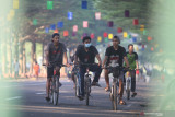 Warga melakukan olahraga bersepeda di Taman Hijau Simpang Lima Gumul yang ditutup di Kediri, Jawa Timur, Minggu (11/7/2021). Kawasan yang ditutup karena penerapan Pemberlakuan Pembatasan Kegiatan Masyarakat (PPKM) Darurat tersebut ramai dimanfaatkan untuk berolahraga saat akhir pekan. Antara Jatim/Prasetia Fauzani/zk