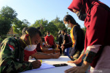 Warga Kupang rela antre sejak subuh untuk daftar vaksin