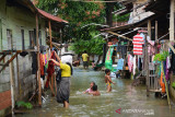 BANJIR SURUT PENGUNGSI MULAI TINGGALKAN GEDUNG SEKOLAH. Warga mulai melakukan aktivitas di rumahnya menyusul banjir mulai surut  di desa Garut, Kecamatan Darul Imarah, Kabupaten Aceh Besar, Aceh, Senin (12/7/2021). Sekitar 87 kepala keluarga (KK) korban banjir yang mengungsi di gedung Sekolah Dasar Negeri di daerah itu, sebagian dari mereka sudah kembali ke rumahnya masing-masing untuk melakukan aktivitas  menyusul air mulai surut. ANTARA FOTO/Ampelsa.