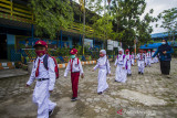 Sejumlah murid bersiap mengikuti pembelajaran tatap muka (PTM) di SD Negeri Karang Mekar 5 Banjarmasin, Kalimantan Selatan, Senin (12/7/2021). Pemerintah Kota Banjarmasin melalui Dinas Pendidikan Kota Banjarmasin memutuskan melaksanakan PTM dengan penerapan disiplin protokol kesehatan yang ketat di tengah kenaikan kasus COVID-19. Foto Antaranews Kalsel/Bayu Pratama S.