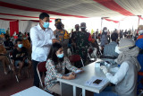 Forkopimda Kota Kediri tinjau vaksinasi di lokasi vaksinasi COVID-19, Taman Brantas, Kota Kediri, Jawa Timur, Senin (12/7/2021). Pemkot Kediri menargetkan pada Agustus 2021, sebanyak 70 persen warga Kota Kediri telah tervaksin COVID-19, sebagai upaya meningkatkan kekebalan kelompok. Antara Jatim/ Asmaul Chusna