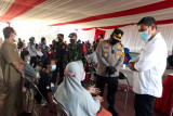 Forkopimda Kota Kediri tinjau vaksinasi di lokasi vaksinasi COVID-19, Taman Brantas, Kota Kediri, Jawa Timur, Senin (12/7/2021). Pemkot Kediri menargetkan pada Agustus 2021, sebanyak 70 persen warga Kota Kediri telah tervaksin COVID-19, sebagai upaya meningkatkan kekebalan kelompok. Antara Jatim/ Asmaul Chusna
