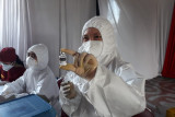 Petugas kesehatan menunjukkan vaksin di lokasi vaksinasi COVID-19, Taman Brantas, Kota Kediri, Jawa Timur, Senin (12/7/2021). Pemkot Kediri menargetkan pada Agustus 2021, sebanyak 70 persen warga Kota Kediri telah tervaksin COVID-19, sebagai upaya meningkatkan kekebalan kelompok. Antara Jatim/ Asmaul Chusna