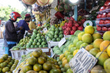 Pedagang buah melayani pembeli di Pasar Pucang, Surabaya, Jawa Timur, Selasa (13/7/2021). Selama Pemberlakuan Pembatasan Kegiatan Masyarakat (PPKM) Darurat pedagang dikawasan tersebut mengalami penurunan hingga 20 persen karena sepinya pembeli dan jam operasional pasar hanya sampai jam 19.00 WIB. Antara Jatim/Umarul Faruq/zk