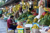 Pedagang menata buah di Pasar Pucang, Surabaya, Jawa Timur, Selasa (13/7/2021). Selama Pemberlakuan Pembatasan Kegiatan Masyarakat (PPKM) Darurat pedagang dikawasan tersebut mengalami penurunan hingga 20 persen karena sepinya pembeli dan jam operasional pasar hanya sampai jam 19.00 WIB. Antara Jatim/Umarul Faruq/zk