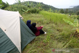 Destinasi Wisata Puncak Sigantang Sira. Wisatawan menikmati panorama alam dan laut Samudera Hindia dari atas Puncak Sigantang Sira di Trumon, Aceh Selatan, Aceh, Rabu (14/7/2021). Destinasi wisata Puncak Sigantang Sira dari Kabupaten Aceh Selatan yang menjadi salah satu nominasi Anugerah Pesona Indonesia (API) 2021. Antara Aceh/Irwansyah Putra