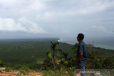 Destinasi Wisata Puncak Sigantang Sira. Wisatawan menikmati panorama alam dan laut Samudera Hindia dari atas Puncak Sigantang Sira di Trumon, Aceh Selatan, Aceh, Rabu (14/7/2021). Destinasi wisata Puncak Sigantang Sira dari Kabupaten Aceh Selatan yang menjadi salah satu nominasi Anugerah Pesona Indonesia (API) 2021. Antara Aceh/Irwansyah Putra