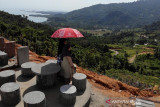 Destinasi Wisata Puncak Sigantang Sira. Wisatawan menikmati panorama alam dan laut Samudera Hindia dari atas Puncak Sigantang Sira di Trumon, Aceh Selatan, Aceh, Rabu (14/7/2021). Destinasi wisata Puncak Sigantang Sira dari Kabupaten Aceh Selatan yang menjadi salah satu nominasi Anugerah Pesona Indonesia (API) 2021. Antara Aceh/Irwansyah Putra