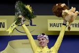 Pogacar makin kencang kenakan jersey kuning usai juarai Etape 18